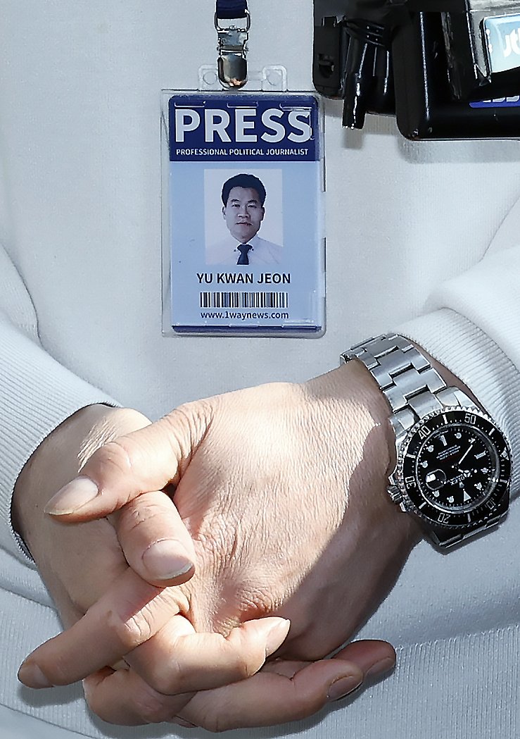 이재명 대통령과 김현지 청와대제1부속실장에 대한 허위 사실을 유포한 혐의로 고발된 한국사 강사 출신 보수 유튜버 전한길 씨가 12일 오전 서울시 동작구 노량진로 동작경찰서로 피의자 신분 첫 소환 조사에 출석하며 입장을 밝히고 있다. 2026.2.12 ⓒ 뉴스1 박정호 기자