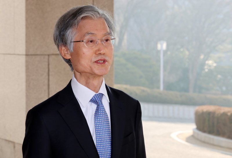 [서울=뉴시스] 이영환 기자 = 조희대 대법원장이 12일 오전 서울 서초구 대법원으로 출근하며 취재진의 질문에 답하고 있다. 2026.02.12. 20hwan@newsis.com