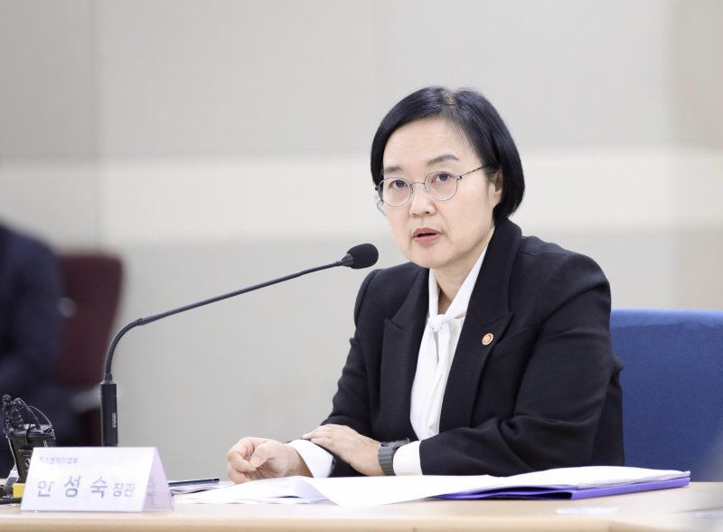 [서울=뉴시스] 한성숙 중소벤처기업부 장관이 지난해 11월 12일 인천 국제우편물류센터에서 열린 '중소기업 온라인 수출 활성화 방안 발표 및 현장 간담회'에서 발언하고 있다. (사진=중소벤처기업부 제공) 2026.02.12. photo@newsis.com *재판매 및 DB 금지