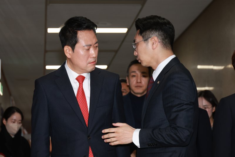 [서울=뉴시스] 고승민 기자 = 장동혁 국민의힘 대표가 12일 서울 여의도 국회에서 청와대 오찬 관련 비공개 회의를 위해 송언석 원내대표실로 향하던 중 박준태 당대표 비서실장과 대화하고 있다. 2026.02.12. kkssmm99@newsis.com