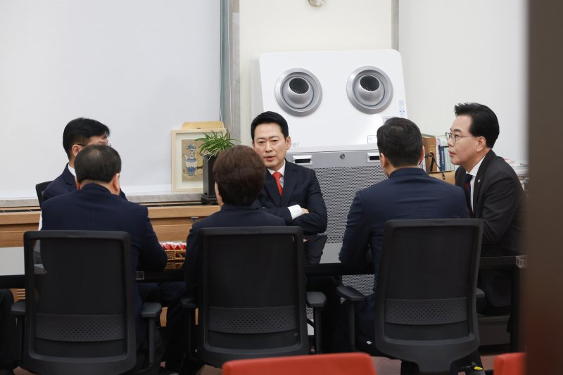 [서울=뉴시스] 고승민 기자 = 국민의힘 장동혁 대표와 송언석 원내대표, 최고위원 등 관계자들이 12일 서울 여의도 국회에서 청와대 오찬 관련 비공개 회의를 하고 있다. 2026.02.12. kkssmm99@newsis.com