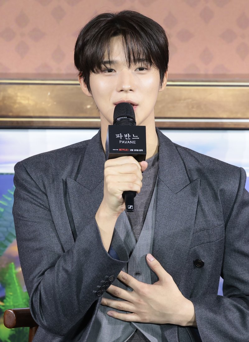배우 문상민이 12일 오전 서울 강남구 코엑스 메가박스에서 열린 넷플릭스 영화 '파반느' 제작보고회에 참석해 포즈를 취하고 있다. '파반느'는 마음의 문을 닫고 살아가던 세 사람이 서로에게 빛이 되어주며 삶과 사랑을 마주하게 되는 영화이다. 2026.2.12 ⓒ 뉴스1 권현진 기자
