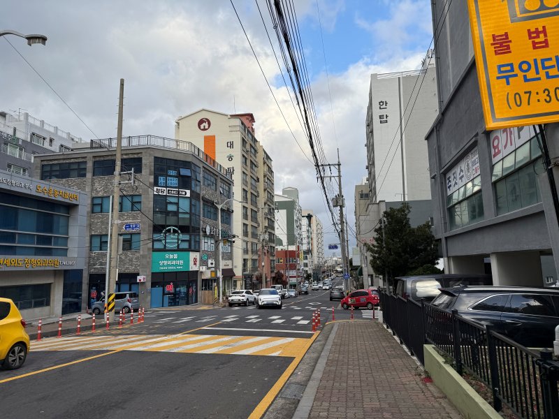 지난 2월12일 제주시가 새롭게 골목형상점가로 지정한 외도 골목형상점가 전경. 올해 선정된 7개 상점가는 상권별 여건에 따라 BI와 캐릭터, 그림지도, 쇼츠·릴스, 스탬프 투어 등 서로 다른 방식으로 경쟁력 강화에 나선다. 사진=제주시