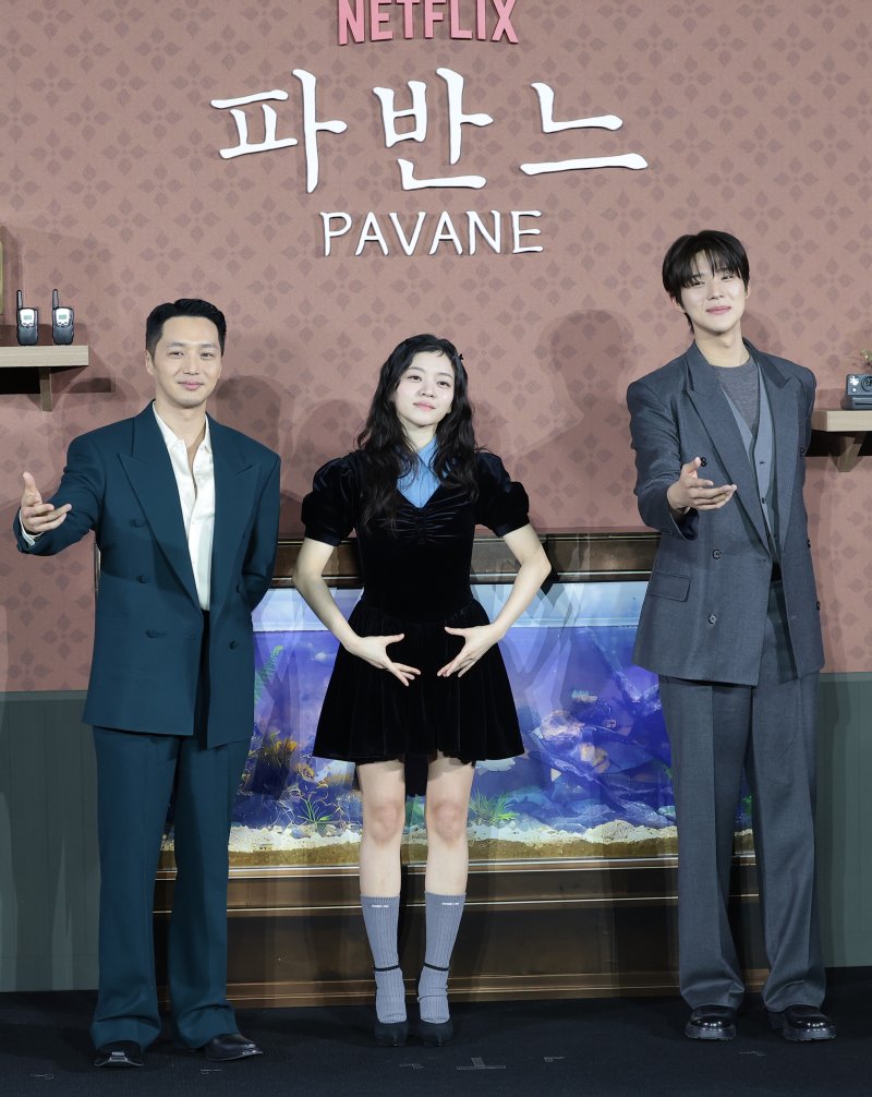 배우 변요한(왼쪽부터)과 고아성, 문상민이 12일 오전 서울 강남구 코엑스 메가박스에서 열린 넷플릭스 영화 '파반느' 제작보고회에 참석해 포즈를 취하고 있다. '파반느'는 마음의 문을 닫고 살아가던 세 사람이 서로에게 빛이 되어주며 삶과 사랑을 마주하게 되는 영화이다. 2026.2.12 ⓒ 뉴스1 권현진 기자