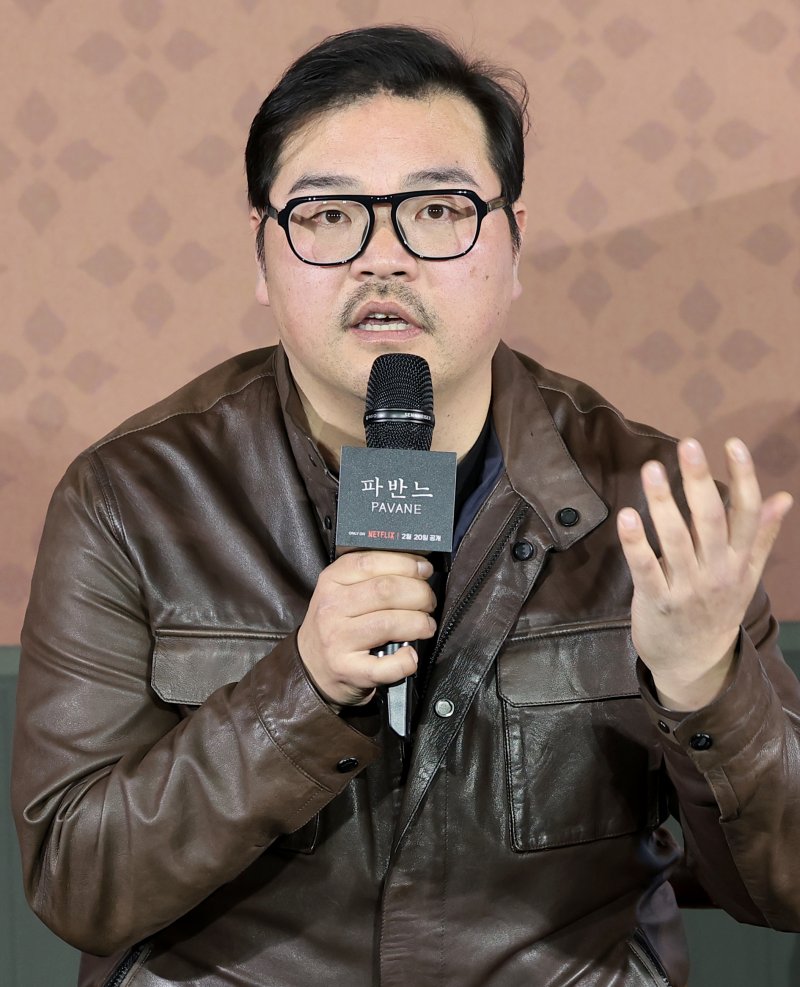 이종필 감독이 12일 오전 서울 강남구 코엑스 메가박스에서 열린 넷플릭스 영화 '파반느' 제작보고회에 참석해 인사말을 하고 있다. '파반느'는 마음의 문을 닫고 살아가던 세 사람이 서로에게 빛이 되어주며 삶과 사랑을 마주하게 되는 영화이다. 2026.2.12 ⓒ 뉴스1 권현진 기자