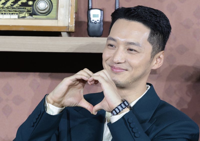 배우 변요한이 12일 오전 서울 강남구 코엑스 메가박스에서 열린 넷플릭스 영화 '파반느' 제작보고회에 참석해 포즈를 취하고 있다. '파반느'는 마음의 문을 닫고 살아가던 세 사람이 서로에게 빛이 되어주며 삶과 사랑을 마주하게 되는 영화이다. 2026.2.12 ⓒ 뉴스1 권현진 기자