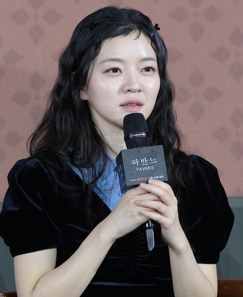 배우 고아성이 12일 오전 서울 강남구 코엑스 메가박스에서 열린 넷플릭스 영화 '파반느' 제작보고회에 참석해 인사말을 하고 있다. '파반느'는 마음의 문을 닫고 살아가던 세 사람이 서로에게 빛이 되어주며 삶과 사랑을 마주하게 되는 영화이다. 2026.2.12 ⓒ 뉴스1 권현진 기자