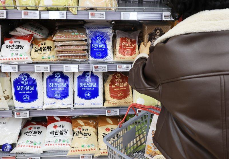 12일 서울시내 한 대형마트에서 이용객이 설탕을 고르고 있다. 연합뉴스
