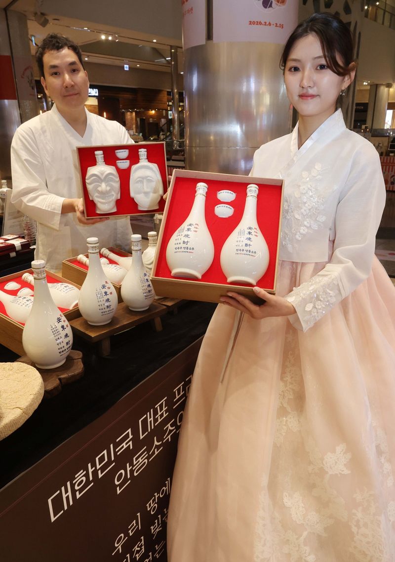 12일 부산 롯데백화점 광복점에서 열린 ‘조옥화 안동소주’ 팝업스토어에서 3대 명인전수자인 김윤근 본부장과 모델이 함께 설 선물 세트를 선보이고 있다. 사진=조옥화 안동소주 제공