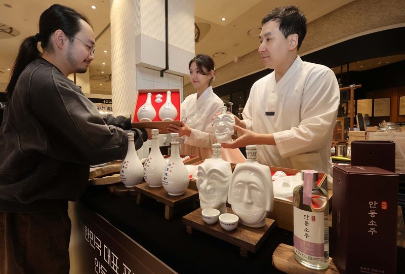 12일 부산 롯데백화점 광복점에서 열린 ‘조옥화 안동소주’ 팝업스토어에서 3대 명인전수자인 김윤근 본부장이 고객에게 설 선물세트를 소개하고 있다. 사진=조옥화 안동소주 제공