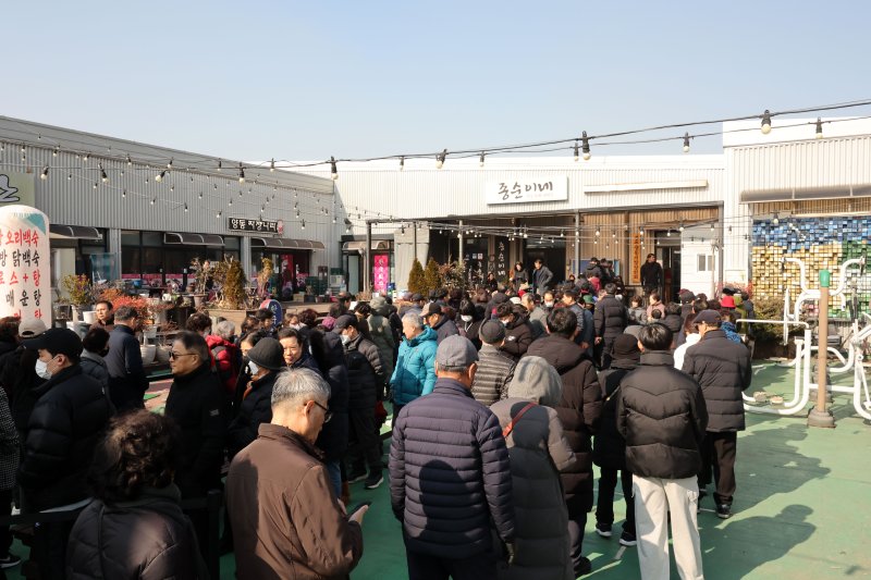 설 명절 연휴를 이틀 앞둔 12일 오전 광주 서구 양동시장에 온누리상품권 환급행사 장소에 환급 받으려는 시민들이 길게 줄서고 있다. 2026.2.12 ⓒ 뉴스1 박지현 기자