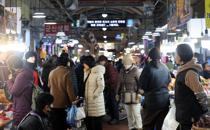 설 명절 연휴를 이틀 앞둔 12일 오전 광주 서구 양동시장이 제수용품을 마련하기 위한 시민들로 인해 북적이고 있다. 2026.2.12 ⓒ 뉴스1 박지현 기자