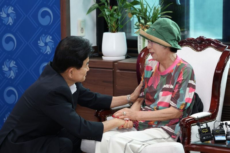 정동영 통일부 장관이 지난해 8월 8일 서울 종로구 정부서울청사에서 전후납북자피해가족을 초청해 위로하고 있다. 연합뉴스