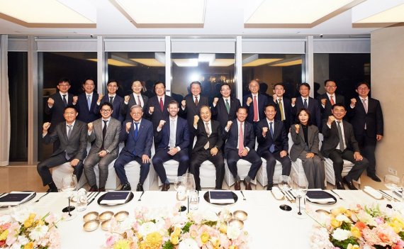 에릭 트럼프 트럼프 오거니제이션 총괄부사장(가운데 왼쪽)은 김성집 베이스그룹 회장(가운데 오른쪽)이 마련한 저녁 만찬 자리에 참석해 국내 주요 경제 및 정치계 리더들과 다양한 양국 민간 경제 교류 확대를 위한 협력 방안을 함께 논의했다 (이미지 출저: 베이스그룹)