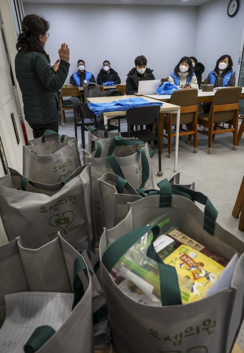 [서울=뉴시스] 정병혁 기자 = 염영남 뉴시스 대표이사 사장과 임직원들로 구성된 뉴시스 봉사단이 11일 서울 용산구 요셉의원에서 쪽방촌 및 노숙인 설맞이 떡 나눔 지원 봉사활동에 앞서 교육을 받고 있다. 2026.02.11. jhope@newsis.com