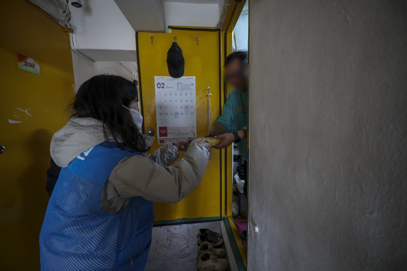 [서울=뉴시스] 정병혁 기자 = 염영남 뉴시스 대표이사 사장과 임직원들로 구성된 뉴시스 봉사단이 11일 서울 용산구 동자동 쪽방촌에서 설맞이 떡 나눔 지원 봉사활동을 하고 있다. 2026.02.11. jhope@newsis.com