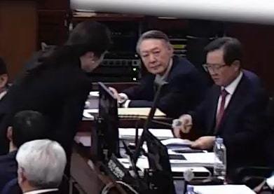 윤석열 전 대통령이 13일 오후 서울 서초구 서울중앙지방법원에서 진행된 내란 우두머리 혐의 2차 결심공판에 출석해 자리에 앉아 윤갑급 변호사와 김계리 변호사가 대화하는 모습을 바라보고 있다. (서울중앙지방법원 제공 영상 캡쳐. 재판매 및 DB 금지) 2026.1.13 ⓒ 뉴스1