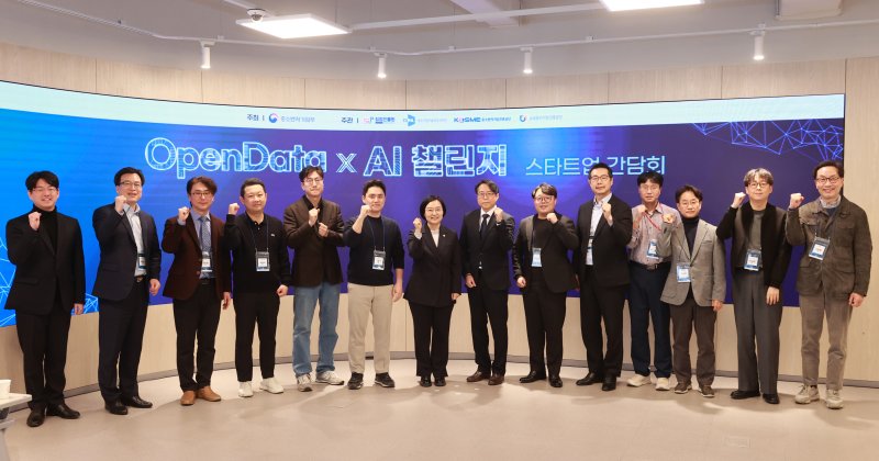 [서울=뉴시스] 한성숙 중소벤처기업부 장관이 12일 서울 강남구 글로벌스타트업센터에서 열린 'OpenData X AI 챌린지 스타트업 간담회'에서 참석자들과 기념촬영 하고 있다. (사진=중소벤처기업부 제공) 2026.02.12. photo@newsis.com *재판매 및 DB 금지