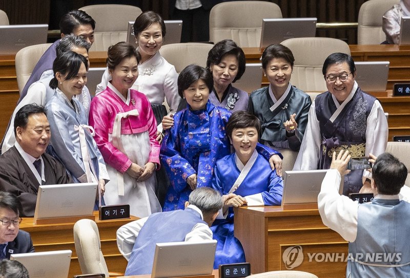 본회의장에서 한복 입고 추억 남기는 의원들 (출처=연합뉴스)