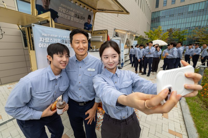 HD현대오일뱅크 대산 공장을 찾은 정기선 HD현대 회장(가운데)이 직원들과 함께 '셀카' 촬영을 하고 있다. HD현대 제공