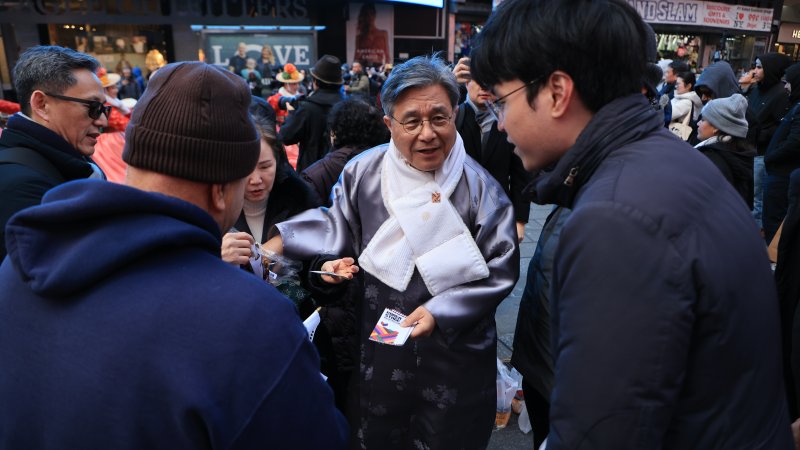 [서울=뉴시스] 11일(현지시간) 미국 뉴욕에서 열린 국가유산 방문 캠페인 홍보 행사 '코리아 온 스테이지 인 뉴욕(Korea on Stage in New York' 개막식에 참석한 허민 국가유산청장(오른쪽에서 두번째) (사진=국가유산청 제공) 2026.02.12. photo@newsis.com *재판매 및 DB 금지