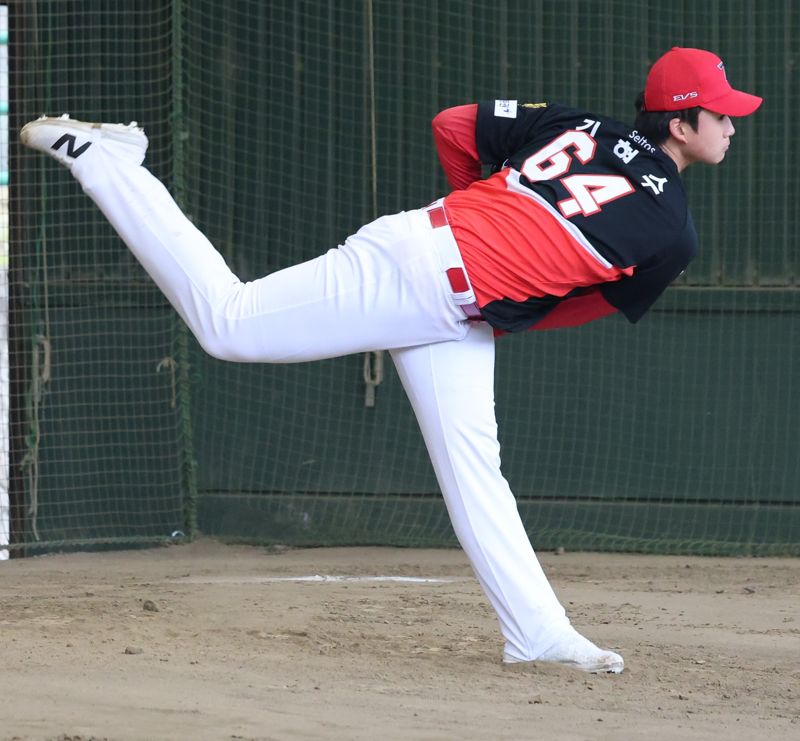 '국대 듀오' 포기하고 선택한 189cm 원석… KIA의 '김현수 베팅', 캠프서 잭팟 터지나