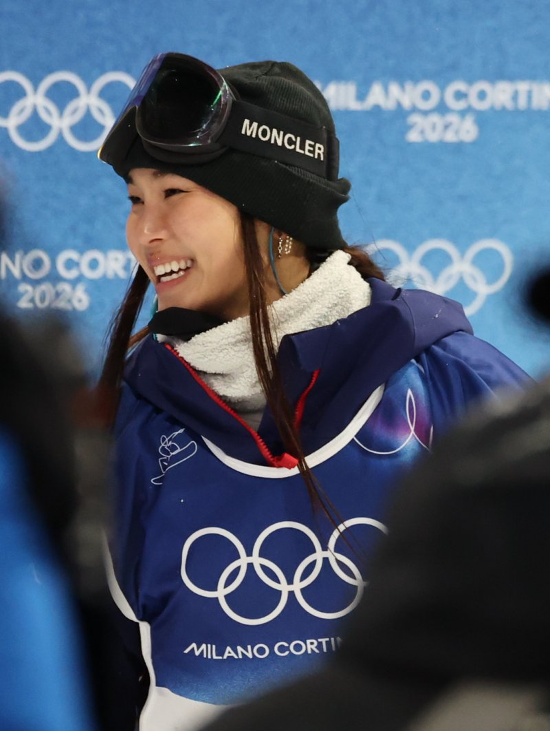 미국의 클로이 김이 12일(현지시간) 이탈리아 리비뇨 스노파크에서 열린 2026 밀라노·코르티나담페초 동계올림픽 스노보드 여자 하프파이프 결선 2차전을 마치고 이동하고 있다.뉴스1