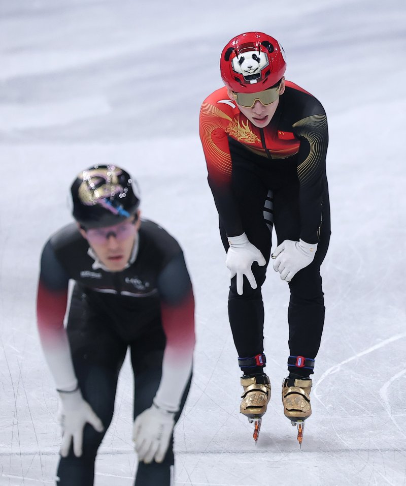 중국 쇼트트랙 선수 린샤오쥔(한국명 임효준)이 12일(현지시간) 이탈리아 밀라노 아이스 스케이팅 아레나에서 열린 2026 밀라노·코르티나담페초 동계올림픽 쇼트트랙 남자 1000m 준준결승에서 탈락한 후 아쉬워하고 있다.뉴스1