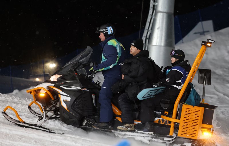 스노보드 최가온이 12일(현지시간) 이탈리아 리비뇨 스노파크에서 열린 2026 밀라노·코르티나담페초 동계올림픽 스노보드 여자 하프파이프 결선 1차전 경기 도중 추락해 의료진의 조치를 받은 뒤 이동하고 있다. 2026.2.13 ⓒ 뉴스1 김진환 기자