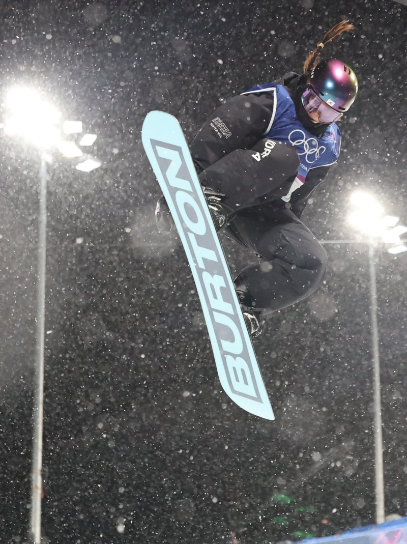 스노보드 최가온이 12일(현지시간) 이탈리아 리비뇨 스노파크에서 열린 2026 밀라노·코르티나담페초 동계올림픽 스노보드 여자 하프파이프 결선 1차전에 출전해 경기를 펼치고 있다. 2026.2.13 ⓒ 뉴스1 김진환 기자