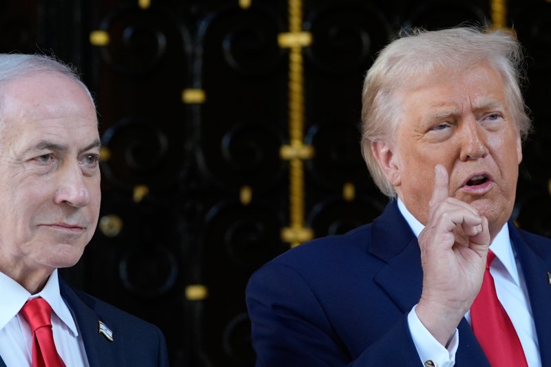 [팸비치=AP/뉴시스]도널드 트럼프 미국 대통령이 지난해 12월 29일(현지 시간) 미 플로리다주 팸비치의 마러라고 자택에서 베냐민 네타냐후 이스라엘 총리와 회담에 앞서 취재진 질문에 답하고 있다. 2025.12.30.