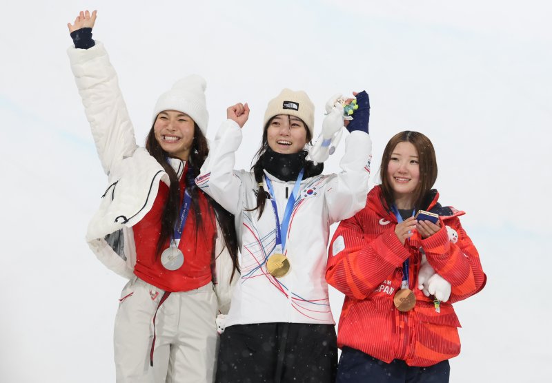 12일(현지시간) 이탈리아 리비뇨 스노파크에서 열린 2026 밀라노·코르티나담페초 동계올림픽 스노보드 여자 하프파이프 결선에서 90.25점을 받아 금메달을 획득한 스노보드 최가온이 기뻐하고 있다. 왼쪽부터 은메달을 차지한 미국의 클로이 김, 최가온, 동메달을 받은 일본의 오노 미츠키.뉴스1