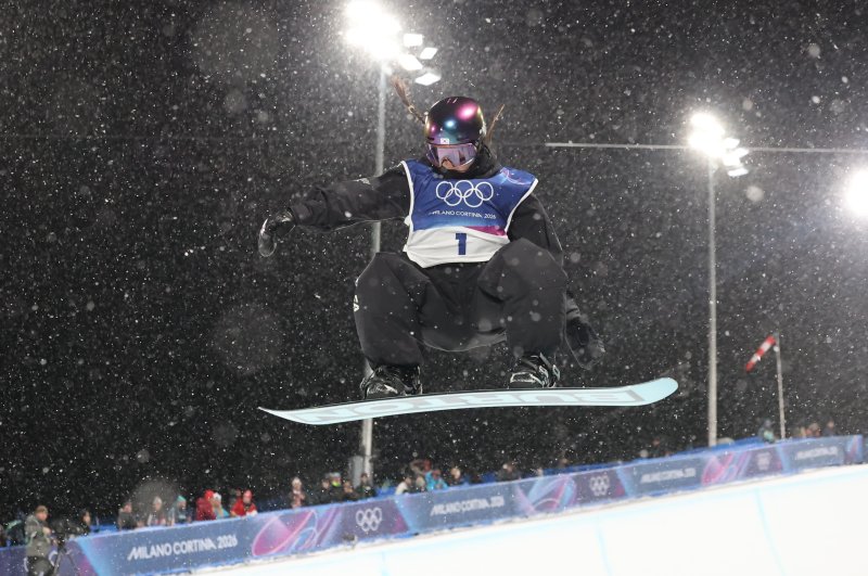 스노보드 최가온이 12일(현지시간) 이탈리아 리비뇨 스노파크에서 열린 2026 밀라노·코르티나담페초 동계올림픽 스노보드 여자 하프파이프 결선 1차전에 출전해 경기를 펼치고 있다.뉴스1
