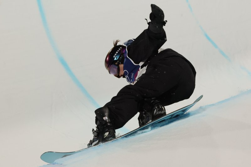 스노보드 최가온이 12일(현지시간) 이탈리아 리비뇨 스노파크에서 열린 2026 밀라노·코르티나담페초 동계올림픽 스노보드 여자 하프파이프 결선 1차전에 출전해 경기를 펼치고 있다.뉴스1