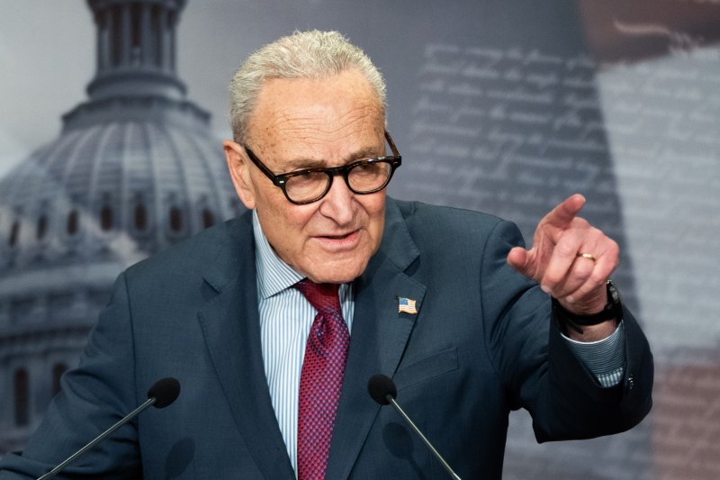 미국 민주당의 척 슈머 상원 원내대표(뉴욕주)가 지난 12일(현지시간) 미국 워싱턴DC 국회의사당에서 기자회견을 하고 있다.AP연합뉴스