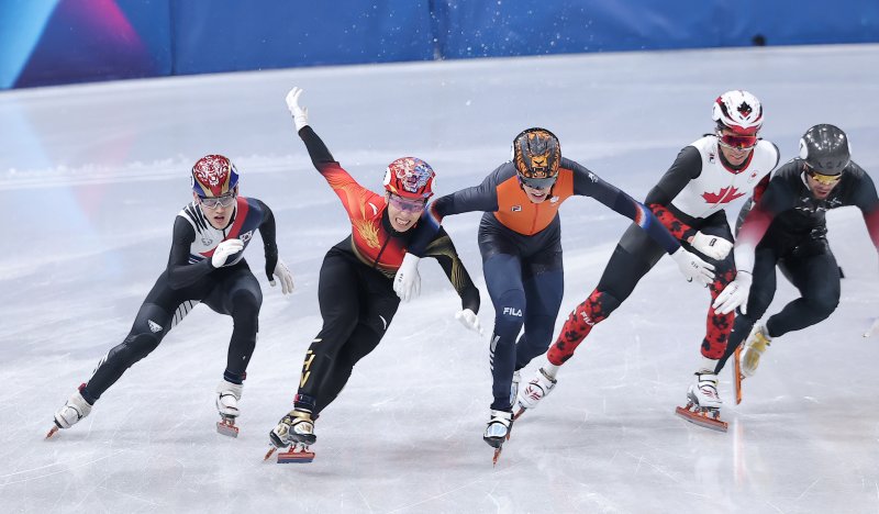 "힘으로 밀고 버틴다"… 韓 쇼트트랙, '기적의 막판 역전'이 완전히 사라졌다