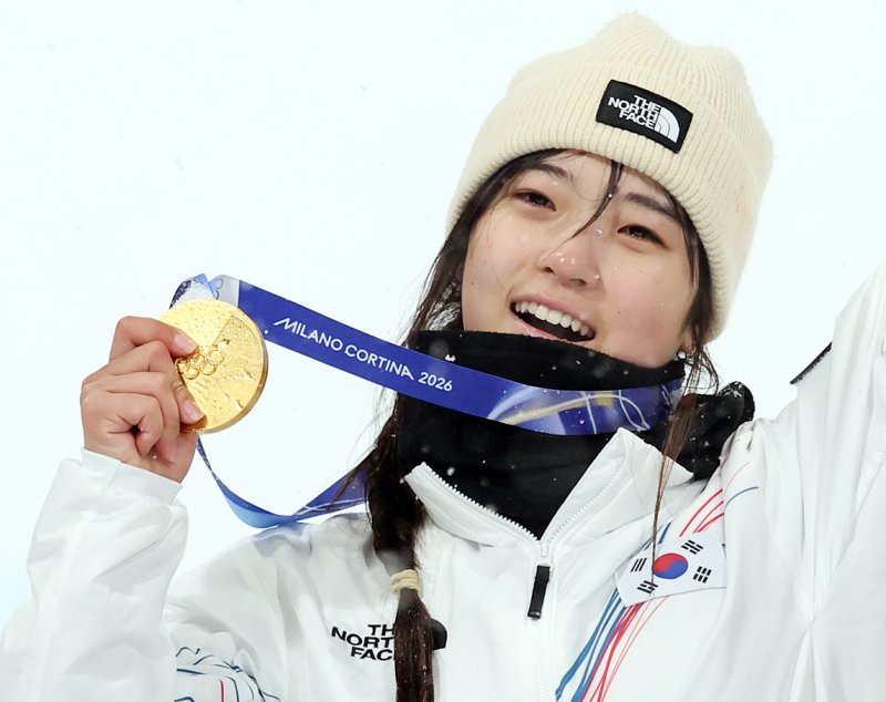 12일(현지시간) 이탈리아 리비뇨 스노파크에서 열린 2026 밀라노·코르티나담페초 동계올림픽 스노보드 여자 하프파이프 결선에서 90.25점을 받아 금메달을 획득한 최가온 선수가 기뻐하고 있다. 뉴스1