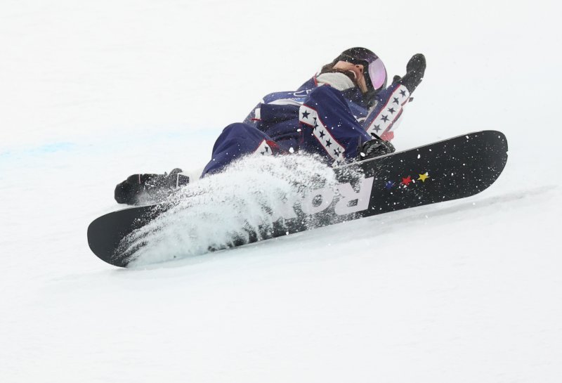 12일(현지시간) 이탈리아 리비뇨 스노파크에서 열린 2026 밀라노-코르티나담페초 동계올림픽 스노보드 여자 하프파이프 결승에서 미국 클로이 김이 2차시기 경기를 펼치고 있다. 연합뉴스