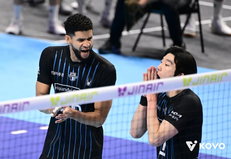 레오-허수봉 '58점 폭격' 현대, 항공꺾고 한숨 돌렸지만... 8일 뒤엔 또 다시 전쟁이다