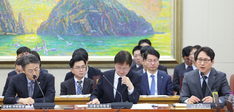 이재원 빗썸 대표가 11일 서울 여의도 국회 정무위원회에서 열린 빗썸의 비트코인 오지급 사태와 관련 긴급현안질의에 출석해 의원 질의에 답하고 있다. 2026.2.11 ⓒ 뉴스1 신웅수 기자