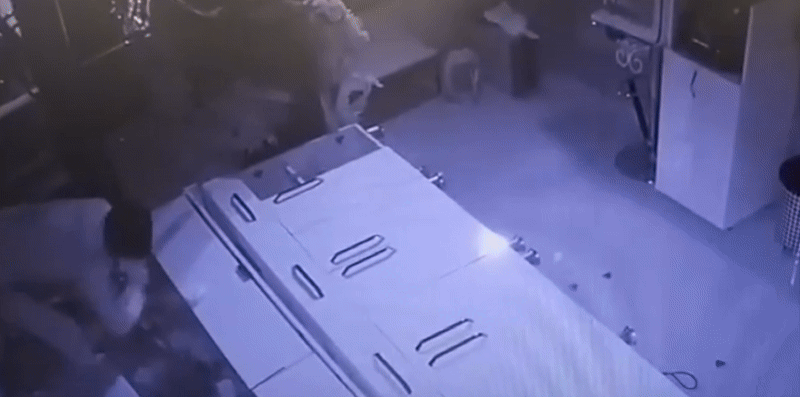 튀르키예에서 금은방을 턴 절도범이 당나귀를 타고 도주하는 영상이 공개된 뒤 화제가 되고 있다. /영상=더선