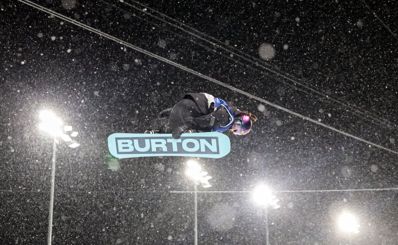 스노보드 최가온이 12일(현지시간) 이탈리아 리비뇨 스노파크에서 열린 2026 밀라노·코르티나담페초 동계올림픽 스노보드 여자 하프파이프 결선 1차전 경기를 펼치고 있다. 이날 최가온은 1,2차 경기에서 넘어진 후 3차 시기에 90.25점을 받아 단독 1위에 올라서 금메달을 획득했다. 뉴스1