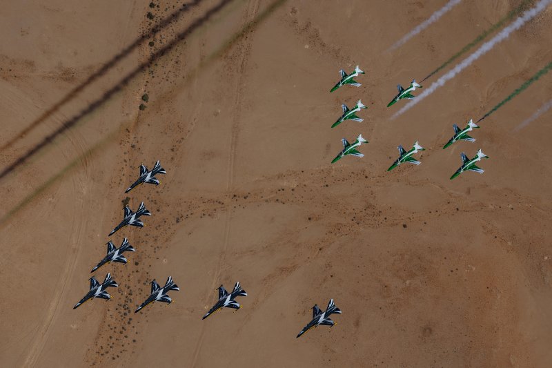 공군 특수비행팀 블랙이글스는 지난 8일부터 12일까지(현지 시간) 사우디아라비아에서 열린 세계 방위산업 전시회(WDS 2026)에 참가해 에어쇼를 선보였다. 공군이 중동지역 방산전시회에 참가하는 것은 이번이 처음이다. 사진은 지난 10일 진행된 '블랙이글스-사우디 호크스(Saudi Hawks) 우정비행 행사'에서 한국 블랙이글스 T-50B 7대와 사우디 호크스 Hawk 항공기 7대가 리야드 컨벤션 센터 상공에서 나란히 비행하고 있다. 공군 제공