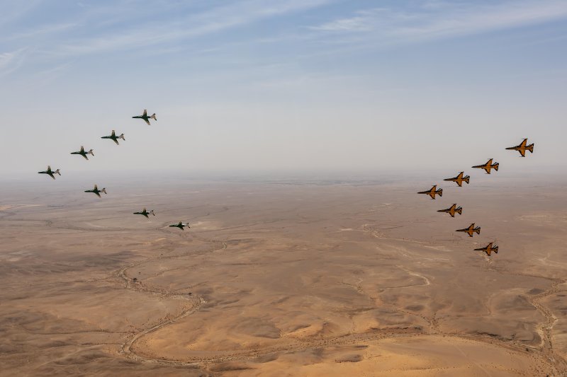 공군 특수비행팀 블랙이글스는 지난 8일부터 12일까지(현지 시간) 사우디아라비아에서 열린 세계 방위산업 전시회(WDS 2026)에 참가해 에어쇼를 선보였다. 공군이 중동지역 방산전시회에 참가하는 것은 이번이 처음이다. 사진은 지난 10일 진행된 '블랙이글스-사우디 호크스(Saudi Hawks) 우정비행 행사'에서 한국 블랙이글스 T-50B 7대와 사우디 호크스 Hawk 항공기 7대가 리야드 컨벤션 센터 상공에서 나란히 비행하고 있다. 공군 제공