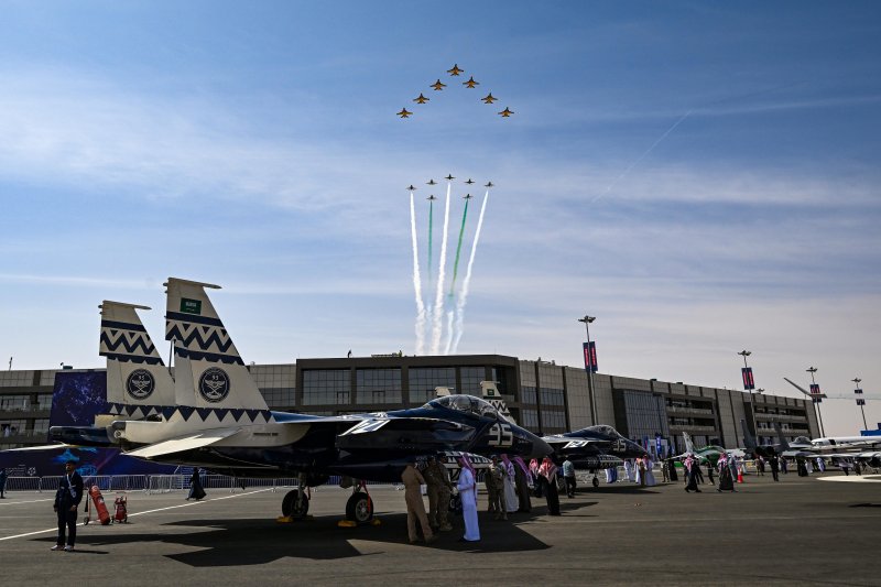 공군 특수비행팀 블랙이글스는 지난 8일부터 12일까지(현지 시간) 사우디아라비아에서 열린 세계 방위산업 전시회(WDS 2026)에 참가해 에어쇼를 선보였다. 공군이 중동지역 방산전시회에 참가하는 것은 이번이 처음이다. 사진은 지난 10일 진행된 '블랙이글스-사우디 호크스(Saudi Hawks) 우정비행 행사'에서 한국 블랙이글스 T-50B 7대와 사우디 호크스 항공기 7대가 리야드 컨벤션 센터 상공에서 나란히 비행하고 있다. 공군 제공