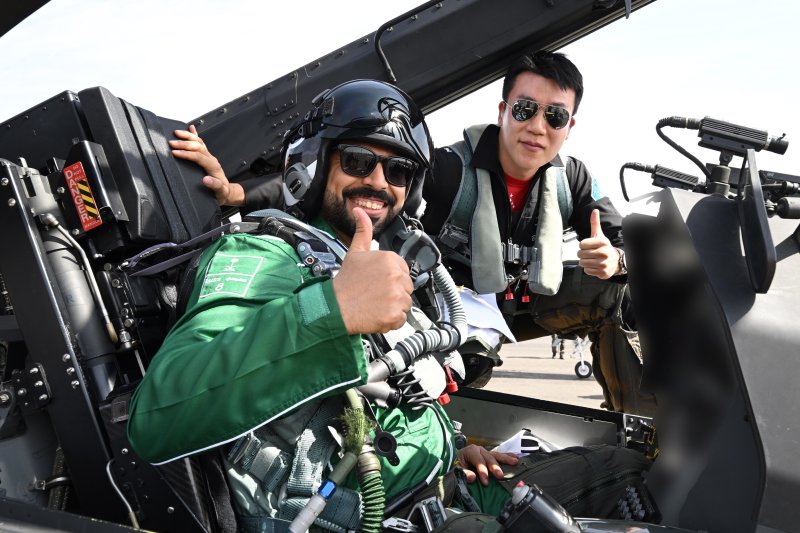 공군 특수비행팀 블랙이글스는 지난 8일부터 12일까지(현지 시간) 사우디아라비아에서 열린 세계 방위산업 전시회(WDS 2026)에 참가해 에어쇼를 선보였다. 공군이 중동지역 방산전시회에 참가하는 것은 이번이 처음이다. 사진은 지난 10일 진행된 '블랙이글스-사우디 호크스(Saudi Hawks) 우정비행 행사'에서 사우디 호크스 조종사가 한국 블랙이글스 조종사의 안내를 받아 T-50B 항공기에 탑승하고 있다. 공군 제공