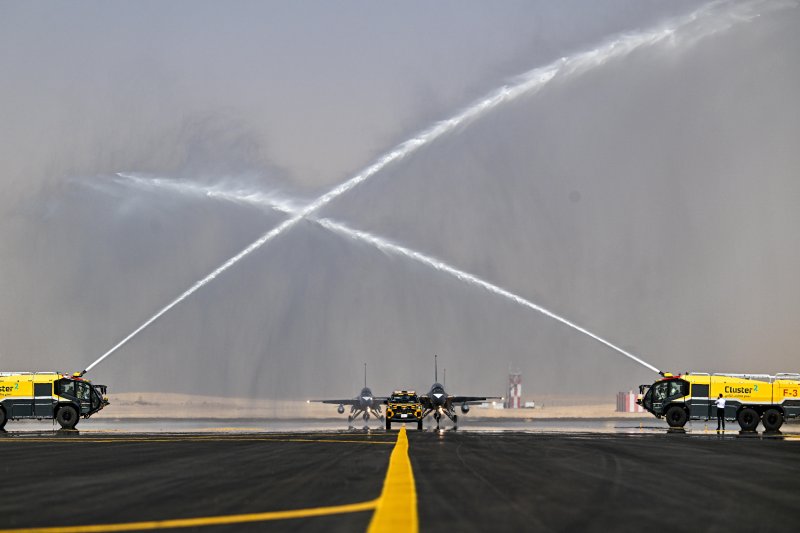 공군 특수비행팀 블랙이글스는 지난 8일부터 12일까지(현지 시간) 사우디아라비아에서 열린 세계 방위산업 전시회(WDS 2026)에 참가해 에어쇼를 선보였다. 공군이 중동지역 방산전시회에 참가하는 것은 이번이 처음이다. 사진은 지난 2일 블랙이글스의 사우디 방문을 환영하는 의미로 T-50B 항공기에 물줄기를 뿌리는 '워터 살루트(Water Salute)' 세리머니가 진행되고 있다. 공군 제공