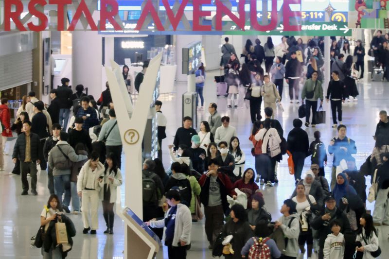 설 연휴를 앞둔 13일 인천국제공항 출국장에서 여행객들이 출국 수속을 밟고 있다. 사진=서동일 기자