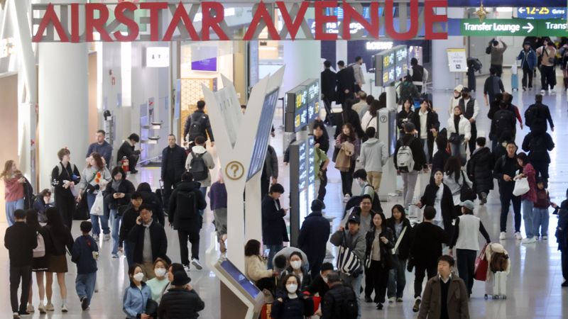 설 연휴를 앞둔 13일 인천국제공항 출국장에서 여행객들이 출국 수속을 밟고 있다. 사진=서동일 기자