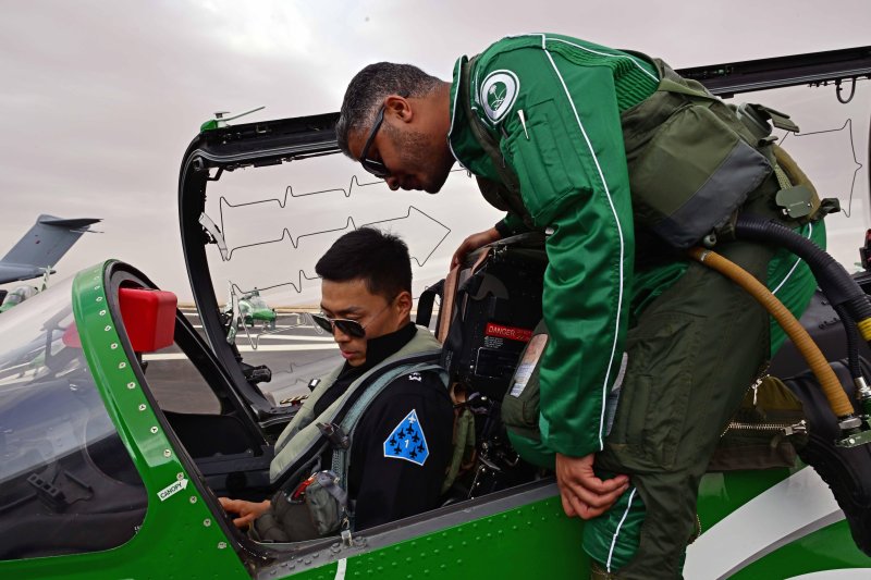 공군 특수비행팀 블랙이글스는 지난 8일부터 12일까지(현지 시간) 사우디아라비아에서 열린 세계 방위산업 전시회(WDS 2026)에 참가해 에어쇼를 선보였다. 공군이 중동지역 방산전시회에 참가하는 것은 이번이 처음이다. 사진은 지난 7일 진행된 블랙이글스-사우디 호크스(Saudi Hawks) 지상교류 행사에서 공군 블랙이글스의 팀장인 임석훈(왼쪽) 소령이 사우디 호크스 조종사의 도움을 받아 호크스 항공기에 탑승해 설명을 듣고 있다. 공군 제공
